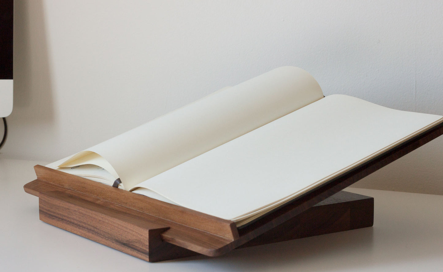 The book stand: a new custom project – Us et Coutumes